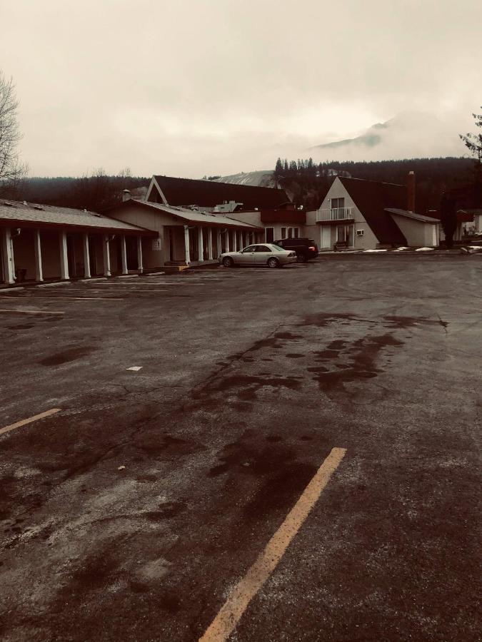 Selkirk Inn Golden Esterno foto