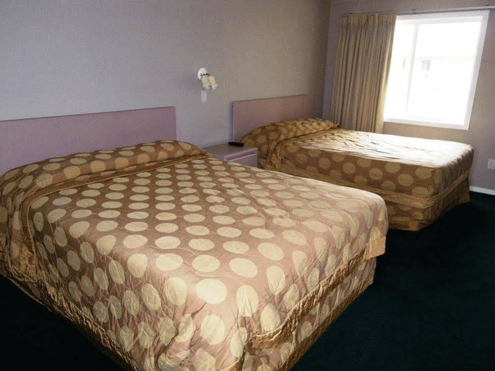 Selkirk Inn Golden Esterno foto