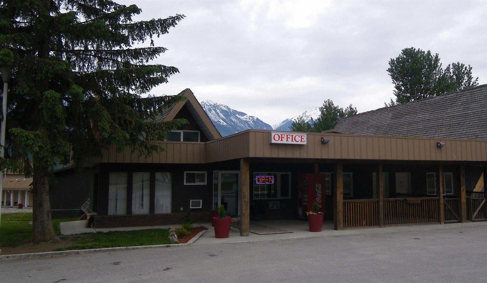 Selkirk Inn Golden Esterno foto