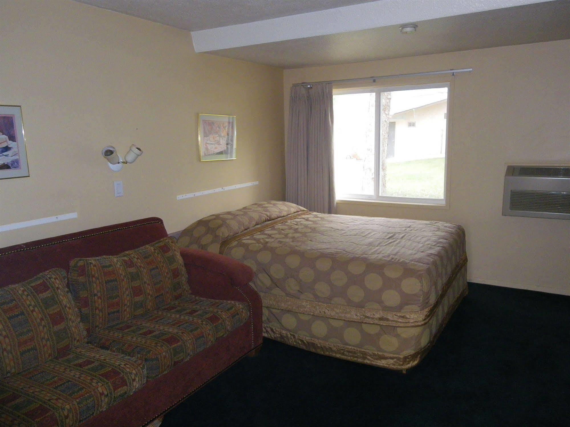 Selkirk Inn Golden Esterno foto