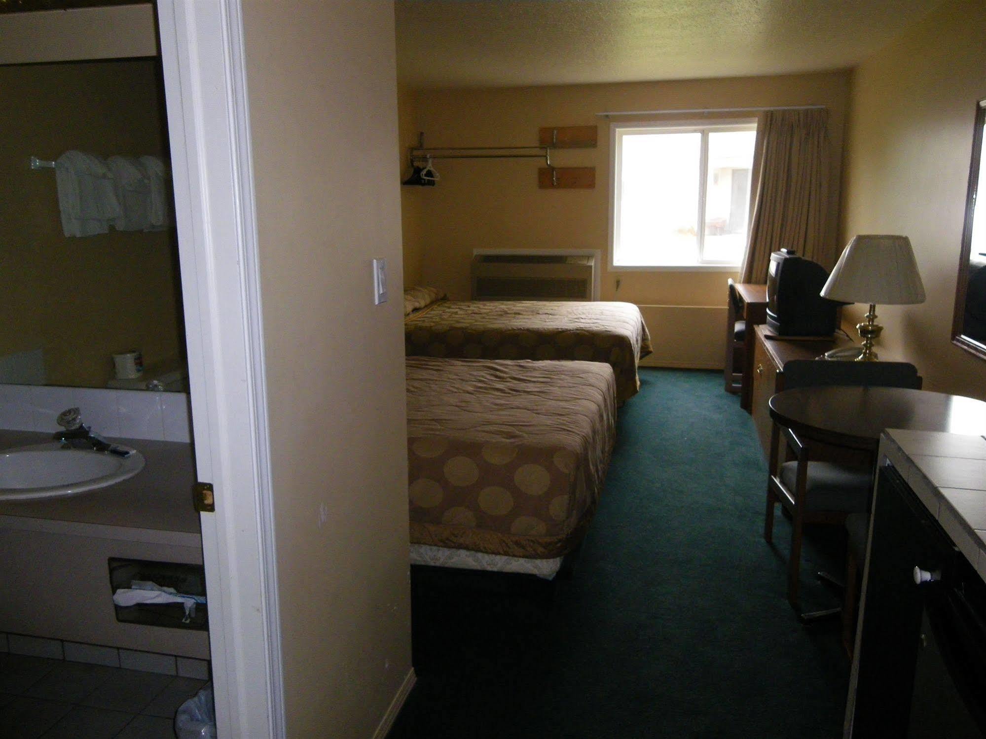 Selkirk Inn Golden Esterno foto